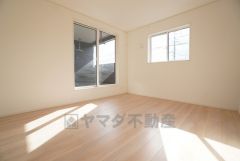 7.5帖。主寝室としてお使いいただけそうなこちらのお部屋は、日当たりが良く、爽やかな風を感じて起きる朝は、快適生活の始まりに。