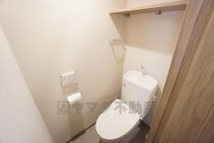 ウォシュレット、暖房便座、節電・節水機能など、使い勝手のよい高機能トイレです。上部には収納棚が付いています＾＾ 