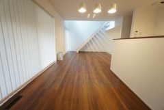 ご家族で団らんの時間を過ごすリビングダイニング。