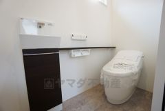 トイレは1階と2階それぞれに設けられています。1階のトイレには手洗い場が設けられています。