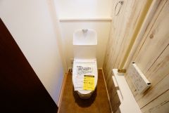 同仕様写真。温水洗浄機付トイレです。節水機能もあるので、安心して使えますね。もちろん、1階2階の2ヶ所にトイレがあるので、忙しい朝にもゆとりができますね。