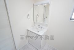 三面鏡裏収納付き洗面化粧台です＾＾ 歯磨きセットやスキンケア用品などの収納に便利ですね。 生活感も隠すことができ、来客時にも安心です。