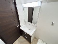三面鏡裏収納付き洗面化粧台です。歯磨きセットやスキンケア用品などの収納にご利用いただけます。生活感も隠すことができ、来客時に活躍＾＾