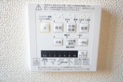 浴室暖房乾燥機には、暖房、乾燥、涼風、換気の4つの機能が付いています。タイマー付きです。換気・雨の日の洗濯も安心です＾＾