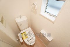 1階2階の2ヶ所にトイレがありますので、忙しい朝にも家族に気を使わず、ゆとりが生まれますね＾＾ 小窓付きで換気する時に便利です＾＾
