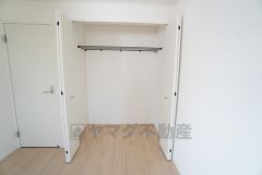 洋室にはラック収納付きのクローゼットが設けられています。たっぷり収納できるので衣替えの心配もいりませんね＾＾ 