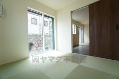 リビング隣には、ホッとできる和室を用意。客間としてはもちろん、お子様のお昼寝スペースや書斎としても活躍してくれそうです＾＾