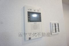 防犯はもちろん、セールスマン対策にもなるモニター付きインターホンです。 来訪者の顔が見えるので安心ですね＾＾