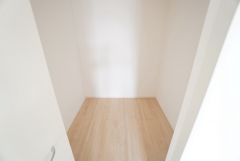 収納力豊富なウォークインクローゼット。洋服や小物などを1箇所にまとめて美しい収納を実現します。スーツケースのような大型の荷物も置けます＾＾