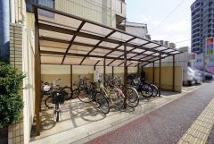 敷地内駐輪場有。空き状況はお問い合わせ下さい。