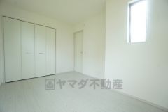 5.6帖。住む人のこだわりを活かす洋室＾＾広めのクローゼットもあり荷物もすっきり片付けられ、ゆとりのある暮らしが出来ます＾＾ 