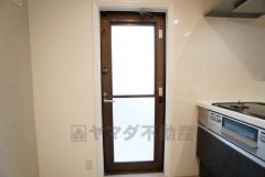 キッチン横には、家庭ごみの仮置きに重宝する勝手口付き。勝手口があることで、通風・採光の確保になります。