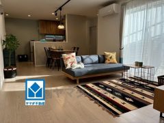 家族が集まる開放的なリビング。思い思いの時間を過ごしたり食事をしたり、素敵な団らんの場になりますね。