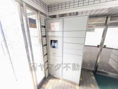 宅配ボックス付き。お仕事中や外出中などの不在時にも荷物が受け取れるのはとっても便利ですね＾＾セキュリティ面でも安心です＾＾ 