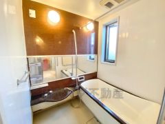 1日の疲れを癒すくつろぎのバスルーム。足を伸ばしてもゆったりと入れるサイズです。お子様と一緒にお風呂に入っても狭くないですね＾＾ 