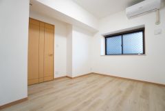 4.2帖洋室。木目調のシンプルデザインで落ち着きと安らぎの空間に仕上げています。インテリアでどんな部屋にするのか考えるのも楽しみです