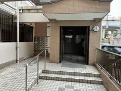 清掃の行き届いたきれいなエントランス。 明るく清潔感のあるエントランスが、住まう方や来客を心地よく迎える快適な空間となっています。