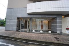 清掃の行き届いたきれいなエントランス。 明るく清潔感のあるエントランスが、住まう方や来客を心地よく迎える快適な空間となっています。