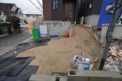  駐車スペースは2台分を確保（車種による）。マイカー用に、お客さま用に、余裕を持ってご利用いただけます。