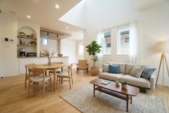家具はイメージです。リビングは、陽光あふれる明るい空間です。居心地良く、ご家族皆がゆったり寛げる憩いの空間となりそうです。