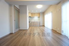 大きな掃き出し窓のあるリビングは、陽光あふれる明るい空間です。ゆったりと寛げる憩いの場となりそうです。