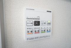 雨の日の洗濯も安心できる浴室暖房乾燥機付き浴室。リモコンで操作もボタン1つで簡単。