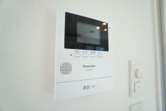 防犯はもちろん、セールスマン対策にもなるモニター付きインターホンです。お子さん1人での留守番時にも活躍しそうです。