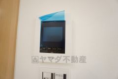防犯はもちろん、セールスマン対策にもなるモニター付きインターホンです。 来訪者の顔が見えるので安心ですね＾＾