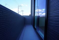 日当たり良好なバルコニーです。お洗濯物も気持ちよく干せそうです。日光浴をしたり、星を眺めたりも良いですね^^