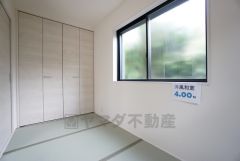 ＬＤＫに隣接する和室です。お昼寝や洗濯物を畳んだり、アイロンをかける作業スペースとしても活躍しそうですね。