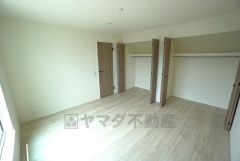 主寝室としても利用できる約8帖の洋室は 日当たり良好です。温かい光の差し込むゆとりのある居室をぜひ現地にてご確認くださいませ。
