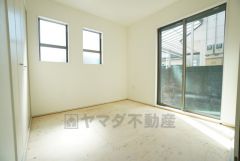 リビング隣には、ホッとできる和室を用意。客間としてはもちろん、お子様のお昼寝スペースや書斎としても活躍してくれそうです＾＾