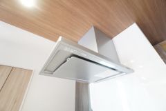 お手入れが簡単なスリム型レンジフードです。調理により発生する油煙や臭いを吸い込み、屋外へ排気してくれます。