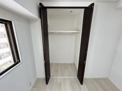 6.3帖洋室収納。ハンガーパイプ付で散らかりがちな洋服類もきれいに整理できます。使用頻度が少ないものは枕棚の上に、足元には3段ボックスを置いて、フル活用できるクローゼットです。