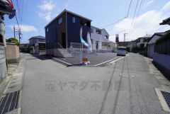 前面道路。西側約4ｍ公道。