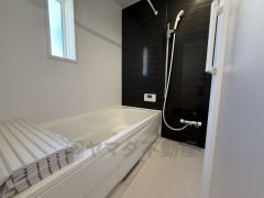 1日の疲れを癒すくつろぎのバスルーム。足を伸ばしてもゆったりと入れるサイズです。お子様と一緒にお風呂に入っても狭くないですね＾＾