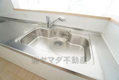 大きなお鍋も楽々洗える幅の広いシンクです＾＾ステンレスシンクなので簡単にお掃除できますよ。洗剤やスポンジもすっきりできる収納付き。