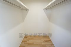 ウォークインクローゼット付き＾＾ハンガーパイプ下にボックスを置いて、枕棚を活用して、たっぷりと収納できそうです＾＾