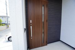 家の顔となる玄関扉がかっこいいと、たくさんの人を招き入れたくなりますね＾＾奥まって設置されており、雨にも濡れにくくなっています。