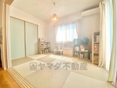 6帖。リビング隣には、ホッとできる和室を用意。客間としてはもちろん、お子様のお昼寝スペースや書斎としても活躍してくれそうです＾＾ 