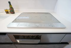 お手入れのしやすいIHクッキングヒーターです。3口コンロなので、効率よくお料理が楽しめます。毎日のお料理も楽しくなりますね＾＾
