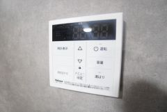 キッチン横からお湯張り、追い炊き、足し湯がボタン一つで楽々操作できる給湯機リモコンです。忙しい夕飯準備の時間帯に重宝しますね。