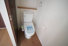 温水洗浄機付トイレです。節水機能もあるので、安心して使えますね。すっきりした見た目で、トイレ奥の掃除もしやすいです＾＾