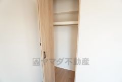 洋室にはハンガーパイプ付きのクローゼットが設けられています。