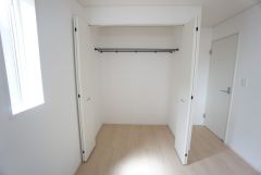 クローゼット付きなので、すっきりと整理整頓でき気持ちよく過ごせますね＾＾