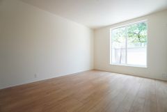 7.8帖。 主寝室としてお使いいただけそうなこちらのお部屋は、日当たりが良く、爽やかな風を感じて起きる朝は、快適生活の始まりに。