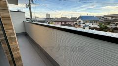 広々としたバルコニー。 天気のいい日にはお布団もまとめて干せそうですね＾＾