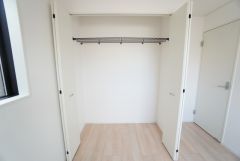 洋室には付きのクローゼットが設けられています。たっぷり収納できるので衣替えの心配もいりませんね＾＾