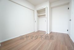 家具を選ばないナチュラルなフローリングとシンプルなクロスです＾＾居室としてももちろん、収納や書斎、お子様のプレイスペースにも＾＾使い勝手が良さそうです＾＾