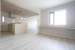リビングにはカウンター付き＾＾ 将来にわたって住みやすくプランニングを重ねて設計された間取で日々の生活をしやすい動線を考えた居住空間を創り上げております＾＾